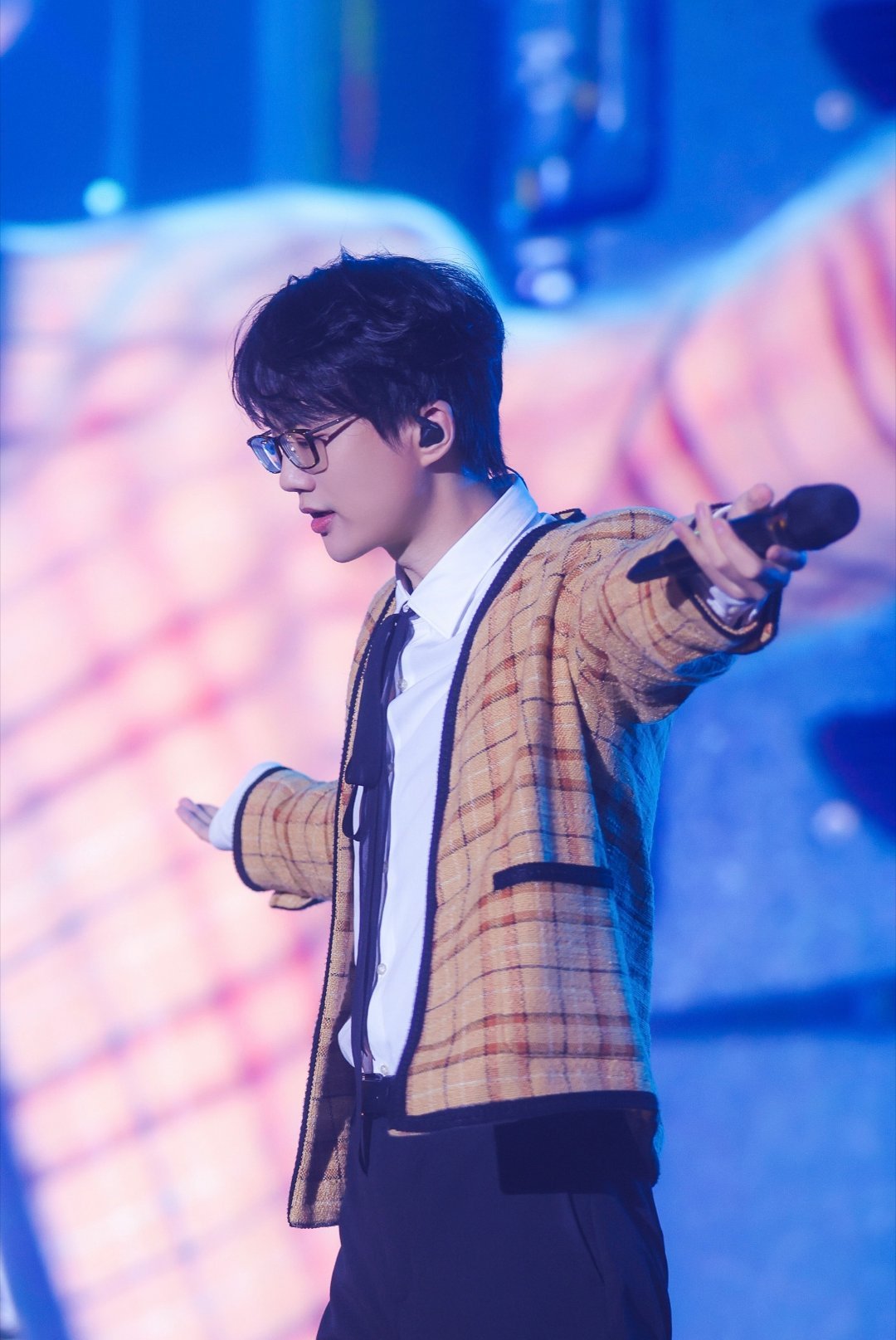 許嵩最新圖片2024，小巷深處的音樂(lè)情懷與獨(dú)特小店風(fēng)采