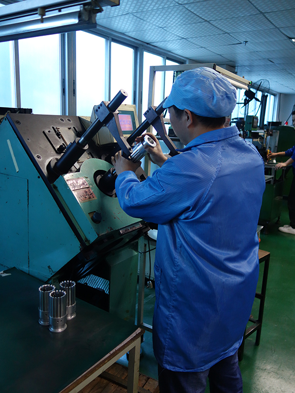 深圳表殼磨房技術(shù)熟練工，小巷工藝傳奇